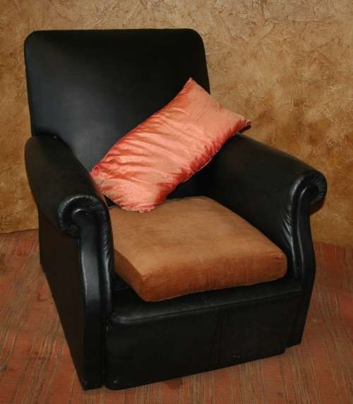A SPECTACULAR 1940'S ART DECO STYLE CHAIR WITH LEATHERETTE ORIGINAL IN GOOD CONDITION