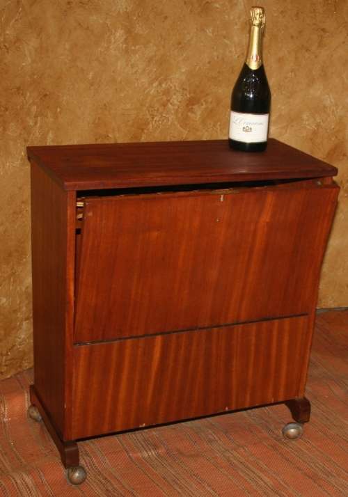 A MARVELOUS VINTAGE ART DECO STYLE LIQOUR CABINET ON ORIGINAL CASTERS SPACE FOR BOTTELS AND GLASSES