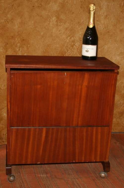 A MARVELOUS VINTAGE ART DECO STYLE LIQOUR CABINET ON ORIGINAL CASTERS SPACE FOR BOTTELS AND GLASSES