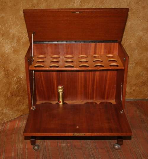 A MARVELOUS VINTAGE ART DECO STYLE LIQOUR CABINET ON ORIGINAL CASTERS SPACE FOR BOTTELS AND GLASSES
