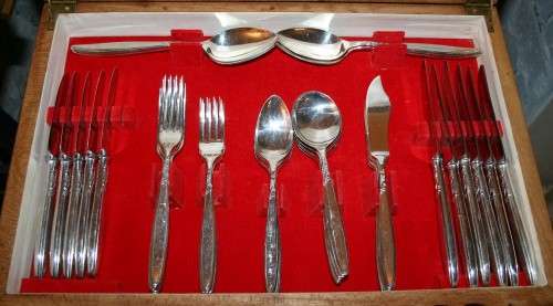 A ELEGANT 46 PIECE CANTEEN OF HIRAM WILD SHEFFIELD ENGLAND CUTLERY- FANTASTIC QUALITY!!! SINCE 1864