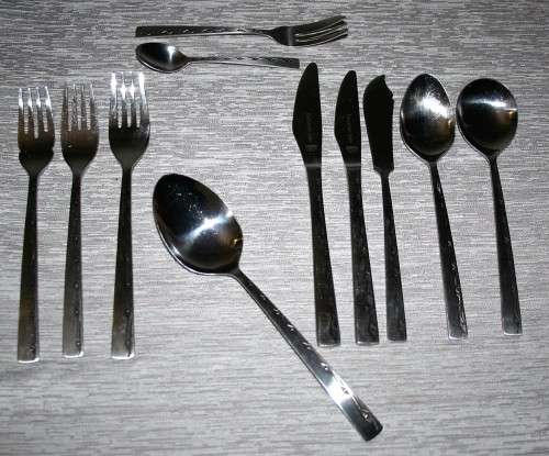 A ELEGANT VINERS EXECUTIVE SUITE CANTEEN OF STAINLESS STEEL CUTLERY N A RED VELFET LINED WOODEN BOX