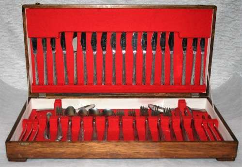 A ELEGANT VINERS EXECUTIVE SUITE CANTEEN OF STAINLESS STEEL CUTLERY N A RED VELFET LINED WOODEN BOX