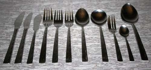 A ELEGANT VINERS EXECUTIVE SUITE CANTEEN OF STAINLESS STEEL CUTLERY N A RED VELFET LINED WOODEN BOX