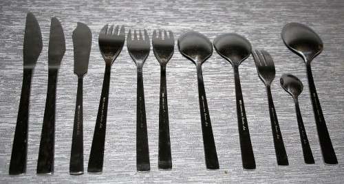 A ELEGANT VINERS EXECUTIVE SUITE CANTEEN OF STAINLESS STEEL CUTLERY N A RED VELFET LINED WOODEN BOX