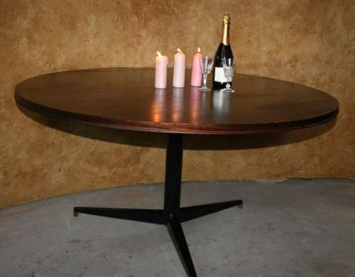 A FANTASTIC ROUND TABLE 6 TO 8 SEATER WITH STEEL LEGS - PERFECT FOR THE PATIO - OR A EXTRA TABLE
