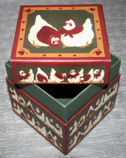 A GORGEOUS COLLECTABLE BOX FOR ALL YOUR TRINKETS - GINOMY'S CHICKEN - GINOMY,S SECRET BOXES