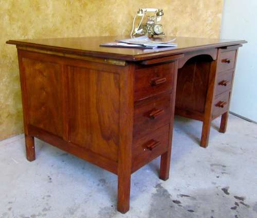 WOW MARVELOUS 6 DRAWERS WOODEN DESK WITH EXTRA 2 STATIONARY DRAWERS IN MINT CONDITION