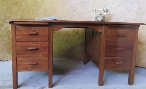 WOW MARVELOUS 6 DRAWERS WOODEN DESK WITH EXTRA 2 STATIONARY DRAWERS IN MINT CONDITION