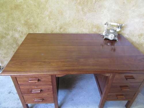 WOW MARVELOUS 6 DRAWERS WOODEN DESK WITH EXTRA 2 STATIONARY DRAWERS IN MINT CONDITION