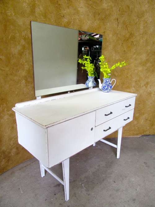 A GORGEOUS SHABBY CHIC DRESSING TABLE WITH A LARGE MIRROR - 2 DRAWERS - 1 DOOR - STUNNING!!