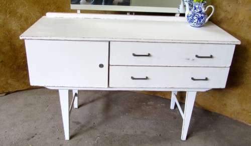 A GORGEOUS SHABBY CHIC DRESSING TABLE WITH A LARGE MIRROR - 2 DRAWERS - 1 DOOR - STUNNING!!