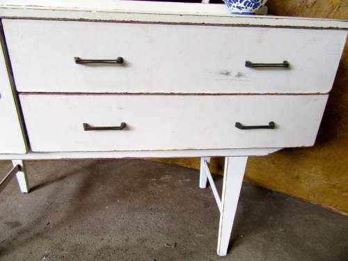 A GORGEOUS SHABBY CHIC DRESSING TABLE WITH A LARGE MIRROR - 2 DRAWERS - 1 DOOR - STUNNING!!