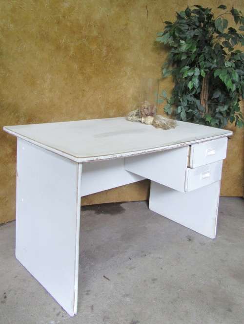 A FANTASTIC WHITE TWO DRAWER DESK MIDDLE SIZE PERFECT FOR KIDS BEDROOM OR SMALER OFFICE - STUNNING!!