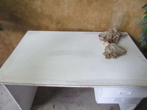 A FANTASTIC WHITE TWO DRAWER DESK MIDDLE SIZE PERFECT FOR KIDS BEDROOM OR SMALER OFFICE - STUNNING!!