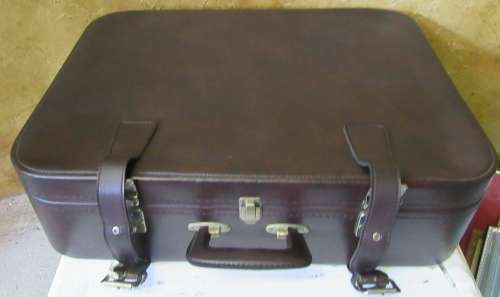 A FANTASTIC VINTAGE SUITCASE - SHABBY CHIC DECOR -