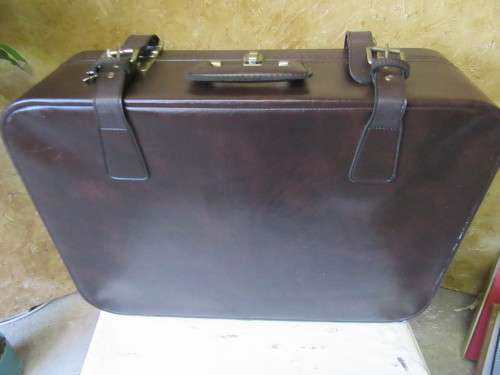 A FANTASTIC VINTAGE SUITCASE - SHABBY CHIC DECOR -