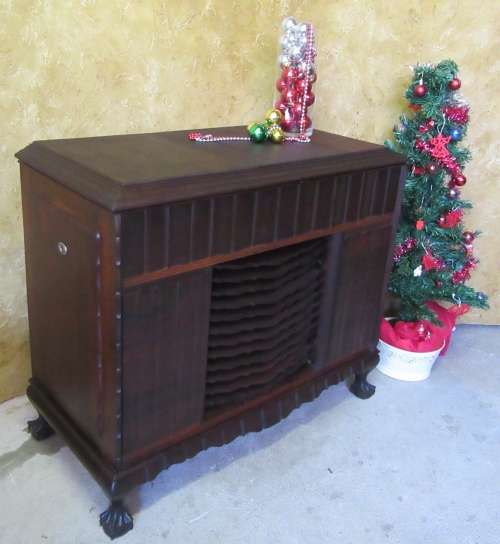 WOW A AMAZING ANTIQUE BALL & CLAW RADIO GRAM WITH LOTS OF DETAIL - PERFECT TO INSTALL MODERM SYSTEM