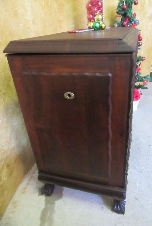 WOW A AMAZING ANTIQUE BALL & CLAW RADIO GRAM WITH LOTS OF DETAIL - PERFECT TO INSTALL MODERM SYSTEM