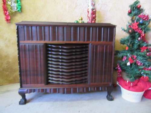 WOW A AMAZING ANTIQUE BALL & CLAW RADIO GRAM WITH LOTS OF DETAIL - PERFECT TO INSTALL MODERM SYSTEM