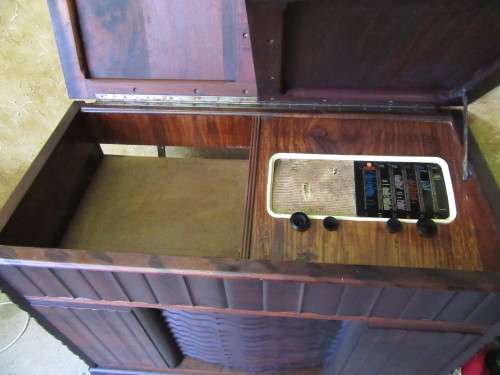 WOW A AMAZING ANTIQUE BALL & CLAW RADIO GRAM WITH LOTS OF DETAIL - PERFECT TO INSTALL MODERM SYSTEM