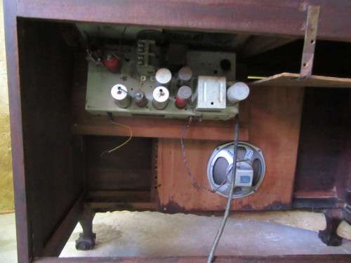 WOW A AMAZING ANTIQUE BALL & CLAW RADIO GRAM WITH LOTS OF DETAIL - PERFECT TO INSTALL MODERM SYSTEM