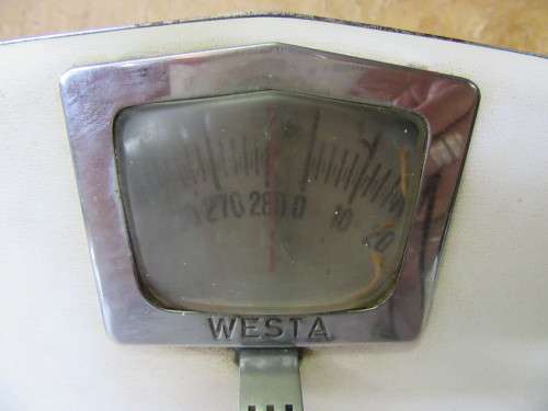 Lovely vintage Tomado Salter scale, in blue and white, probably made somewhere in the 50s or 60s.