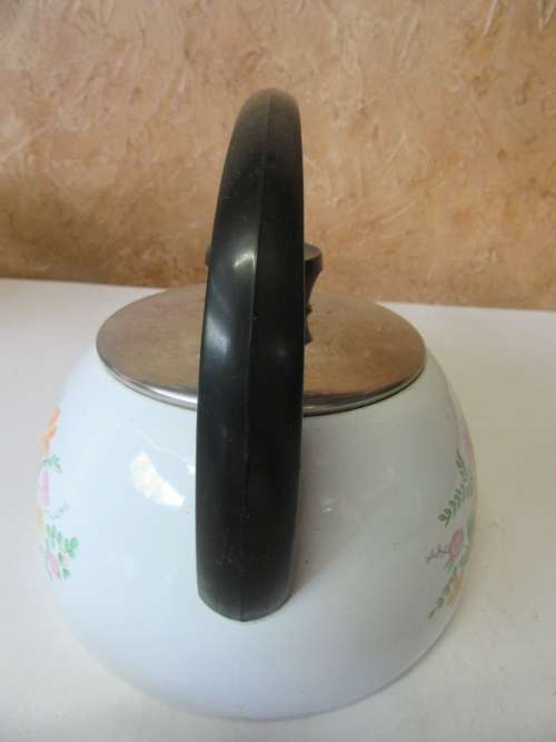 A Retro Floral Design Kettle this Enamelware Vintage Kettle is perfect for a vintage kitchen.