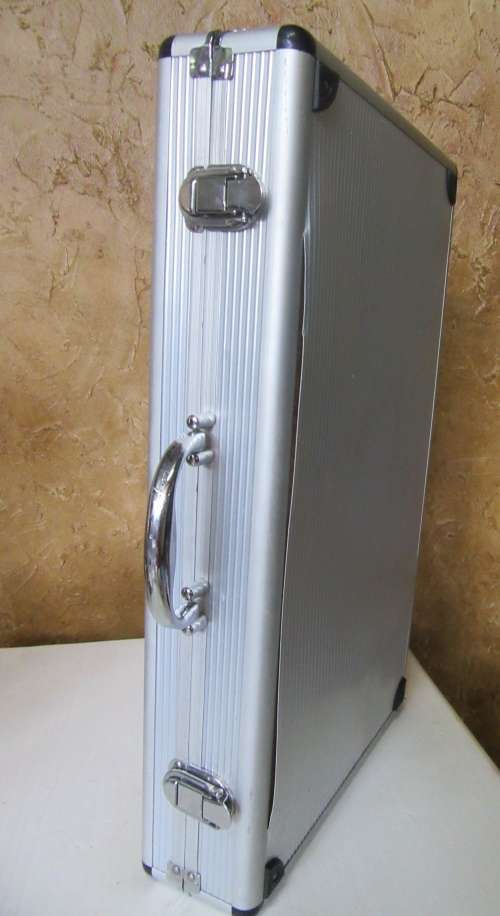 WOW A COMPLETE BRAAI SET WITH STEAK KNIFES EX & RECIPE BOOK - LOOK AS NEW IN A ALUMINUM CASE -