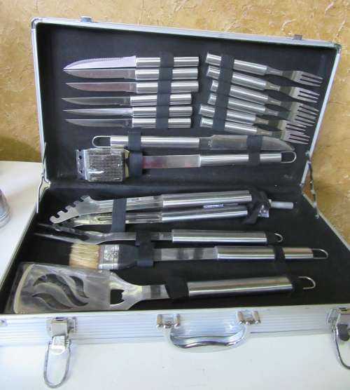 WOW A COMPLETE BRAAI SET WITH STEAK KNIFES EX & RECIPE BOOK - LOOK AS NEW IN A ALUMINUM CASE -