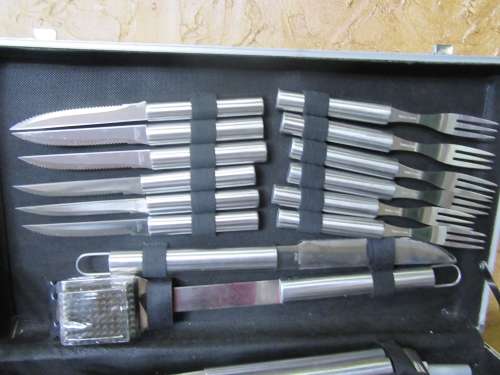 WOW A COMPLETE BRAAI SET WITH STEAK KNIFES EX & RECIPE BOOK - LOOK AS NEW IN A ALUMINUM CASE -