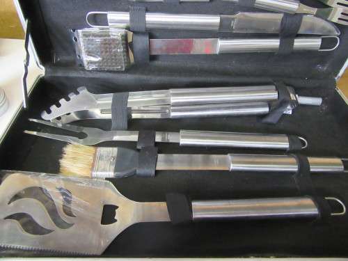 WOW A COMPLETE BRAAI SET WITH STEAK KNIFES EX & RECIPE BOOK - LOOK AS NEW IN A ALUMINUM CASE -