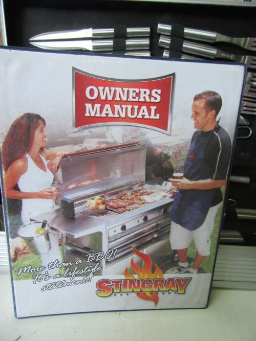 WOW A COMPLETE BRAAI SET WITH STEAK KNIFES EX & RECIPE BOOK - LOOK AS NEW IN A ALUMINUM CASE -