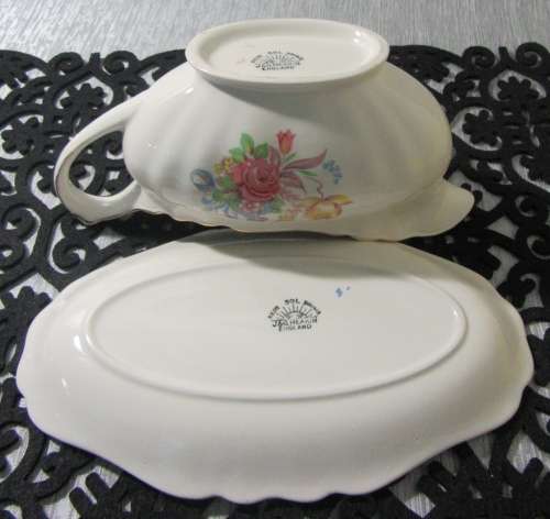 ABSOLUTELY BEAUTIFUL AND TRULY ELEGANT SAUCE BOAT AND TRAY J&G MEAKIN OF ENGLAND ROSE & RIBON SERIES