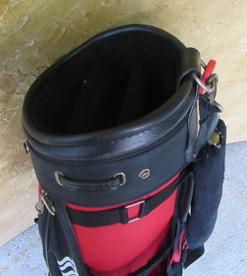 A FANTASTIC RED AND BLACK TOP FLIGHT GOLF BAG IN GOOD CONDITION