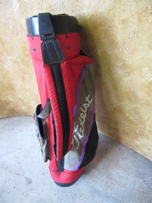 A FANTASTIC RED AND BLACK TOP FLIGHT GOLF BAG IN GOOD CONDITION