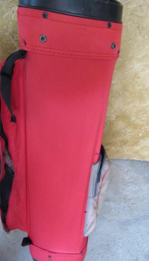 A FANTASTIC RED AND BLACK TOP FLIGHT GOLF BAG IN GOOD CONDITION