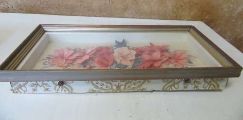 A STUNNING VINTAGE BOXED WOODEN FRAME WITH PRESSED FLOWERS