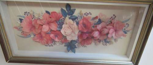 A STUNNING VINTAGE BOXED WOODEN FRAME WITH PRESSED FLOWERS