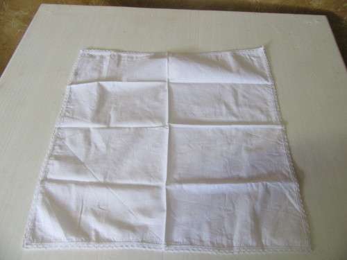 A INCREDIBLE 100% COTTOM TRAY CLOTH WITH A STUNNING EMBODIED EDGE 46CM X46CM