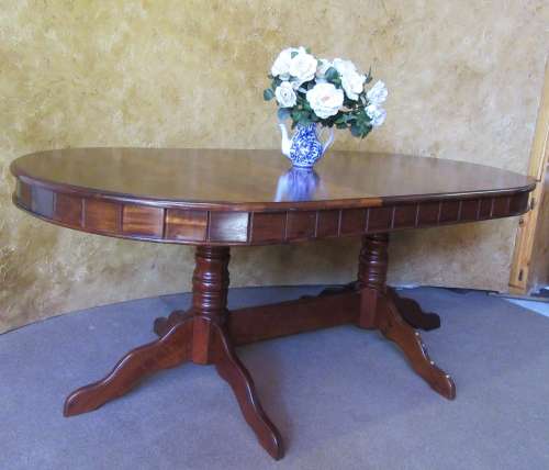 A SPECTACULAR SOLLID WOOD 8 SEATER TABLE IN GOOD CONDITION FOR STUNNING THICK TURNED LEGS!