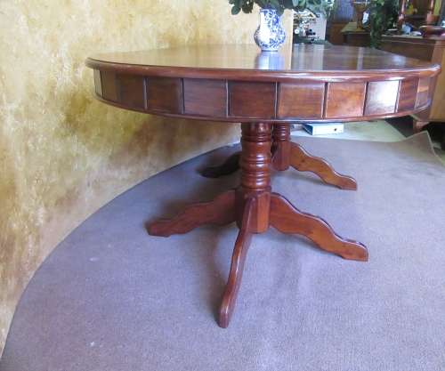 A SPECTACULAR SOLLID WOOD 8 SEATER TABLE IN GOOD CONDITION FOR STUNNING THICK TURNED LEGS!