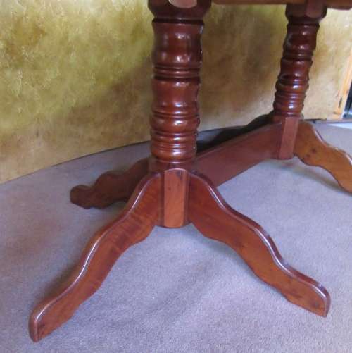 A SPECTACULAR SOLLID WOOD 8 SEATER TABLE IN GOOD CONDITION FOR STUNNING THICK TURNED LEGS!