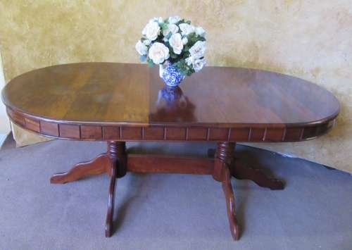 A SPECTACULAR SOLLID WOOD 8 SEATER TABLE IN GOOD CONDITION FOR STUNNING THICK TURNED LEGS!