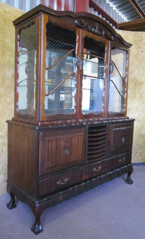 AN EXQUISITE ANTIQUE GABLED QUEEN ANNE STYLE SHOWCASE CABINET WITH FANTASTIC DETAILING!!!