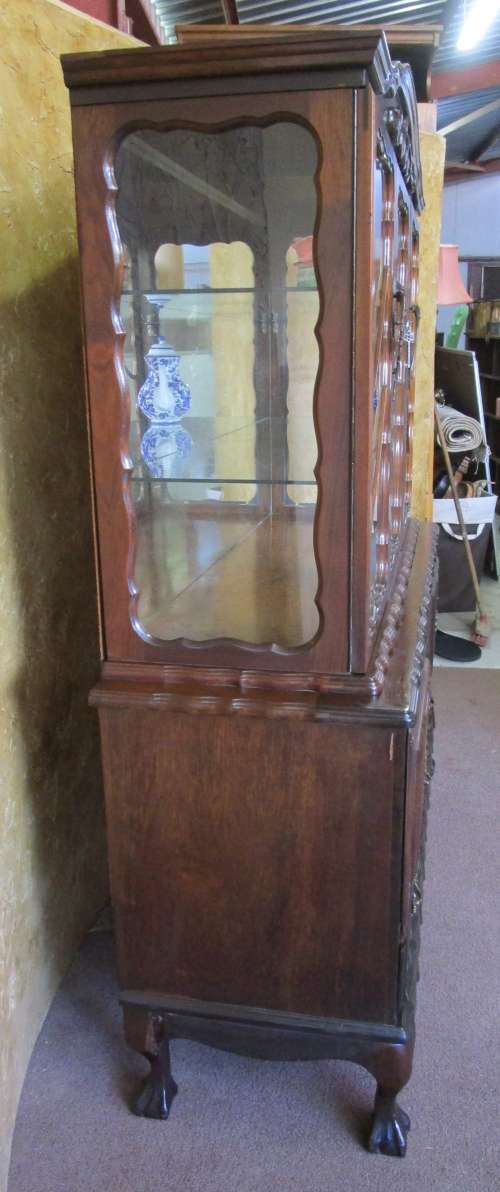 AN EXQUISITE ANTIQUE GABLED QUEEN ANNE STYLE SHOWCASE CABINET WITH FANTASTIC DETAILING!!!