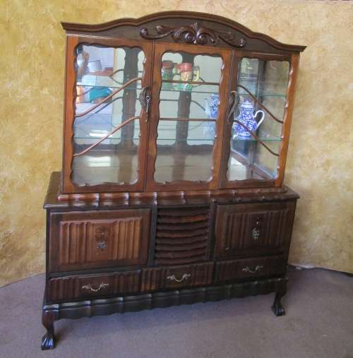 AN EXQUISITE ANTIQUE GABLED QUEEN ANNE STYLE SHOWCASE CABINET WITH FANTASTIC DETAILING!!!