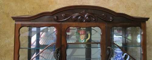 AN EXQUISITE ANTIQUE GABLED QUEEN ANNE STYLE SHOWCASE CABINET WITH FANTASTIC DETAILING!!!