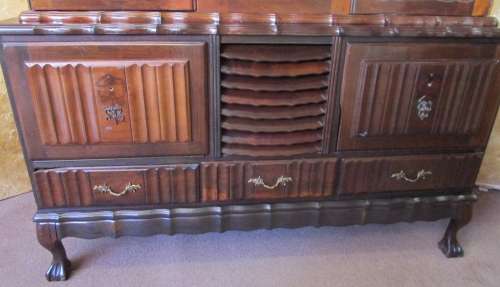 AN EXQUISITE ANTIQUE GABLED QUEEN ANNE STYLE SHOWCASE CABINET WITH FANTASTIC DETAILING!!!