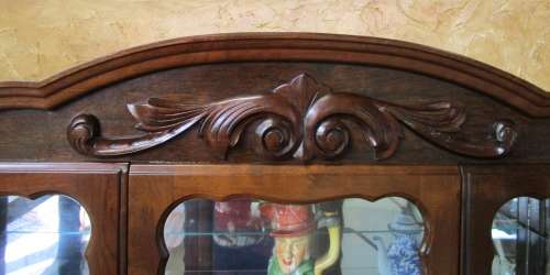 AN EXQUISITE ANTIQUE GABLED QUEEN ANNE STYLE SHOWCASE CABINET WITH FANTASTIC DETAILING!!!